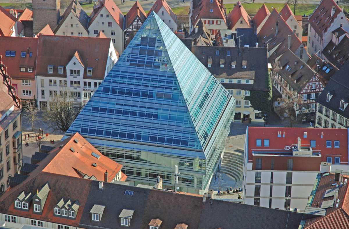 Die Ulmer Stadtbibliothek, 2004 eröffnet: eine Pyramide aus Glas mitten in der Altstadt