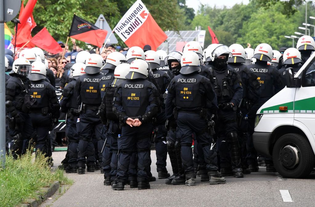Die Polizei ist in Karlsruhe mit einem Großaufgebaut im Einsatz gewesen.