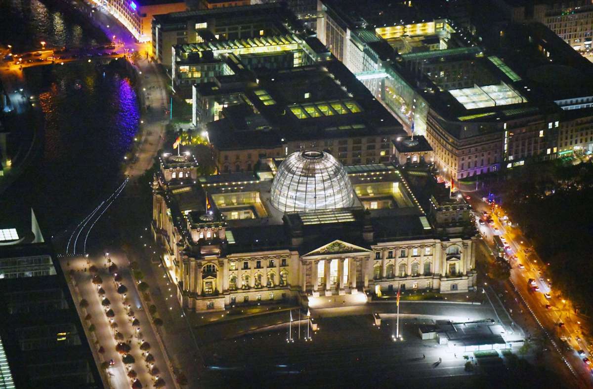 Markant: Die hell erleuchtete Kuppel des Berliner Reichstags fällt bei Nacht besonders auf.