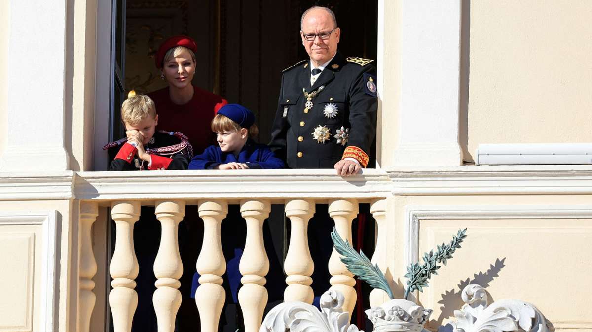Wie es Tradition ist, winkte die Fürstenfamilie der Menge von Palastbalkon zu.