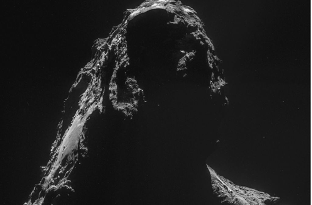 Dieses Bild lässt die wahre Natur des Kometen Tschurjumow-Gerassimenko erahnen: Auch wenn er auf den Bildern grau erscheint, ist er tatsächlich pechschwarz.