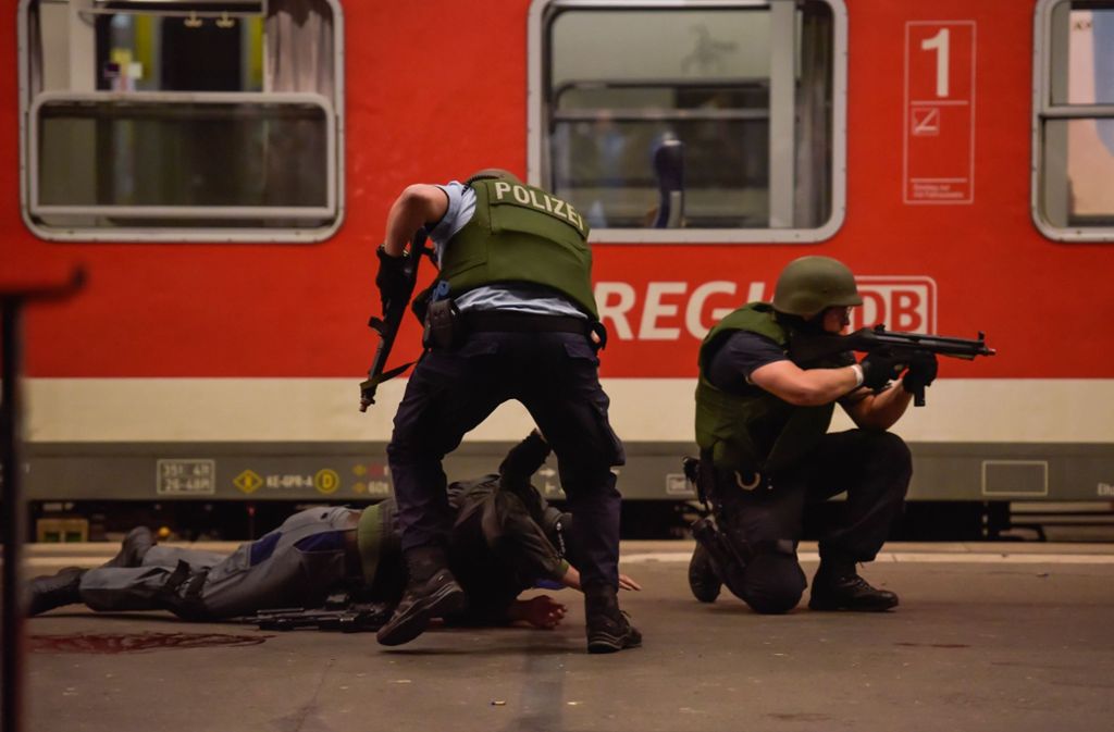 Der Terror ist gespielt, der Stress ist echt: Polizisten üben im Stuttgarter Hauptbahnhof den Ernstfall.