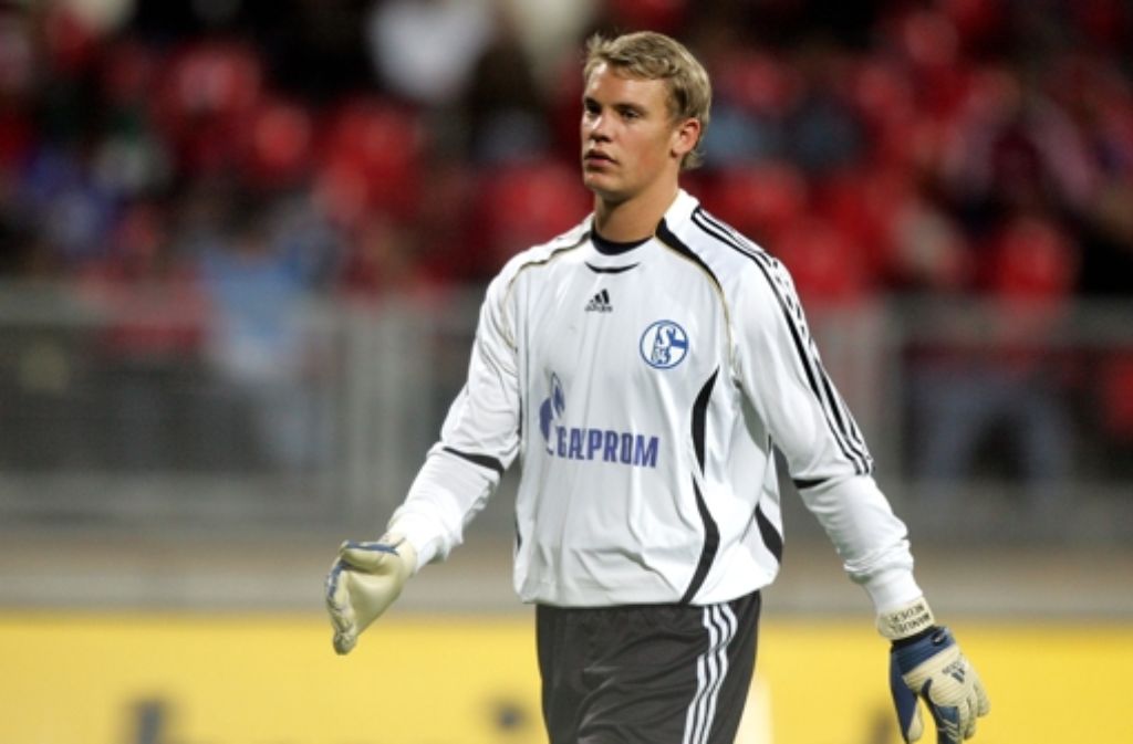 Obwohl Neuer bis zu seinem 14. Lebensjahr Tennis auf Vereinsebene spielt, setzt sich seine Leidenschaft für Fußball durch. Am 1. März 1991 tritt er dem FC Schalke 04 bei. In seiner Jugend war Neuer extremer Schalke-Fan.