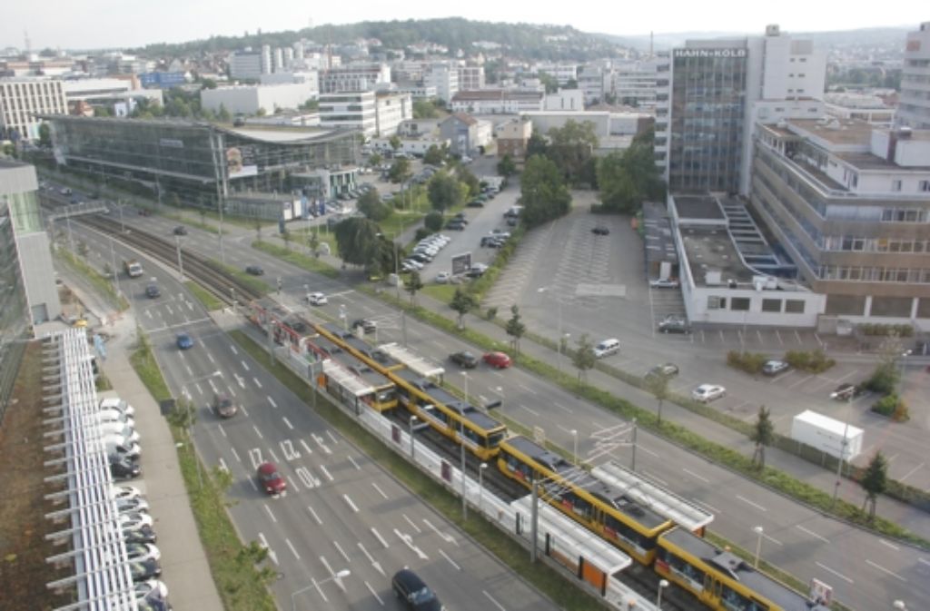 Die Autofirmen geben Gas an der Heilbronner Straße. Das Gelände von Hahn und Kolb (rechts) hat Daimler gekauft, das neue Audi-Terminal auf der anderen Straßenseite wird in Kürze eröffnet.