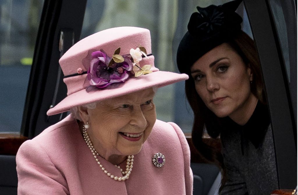 Die Queen und Herzogin Kate besuchten zusammen die Eröffnungsfeier des „Bush House“.