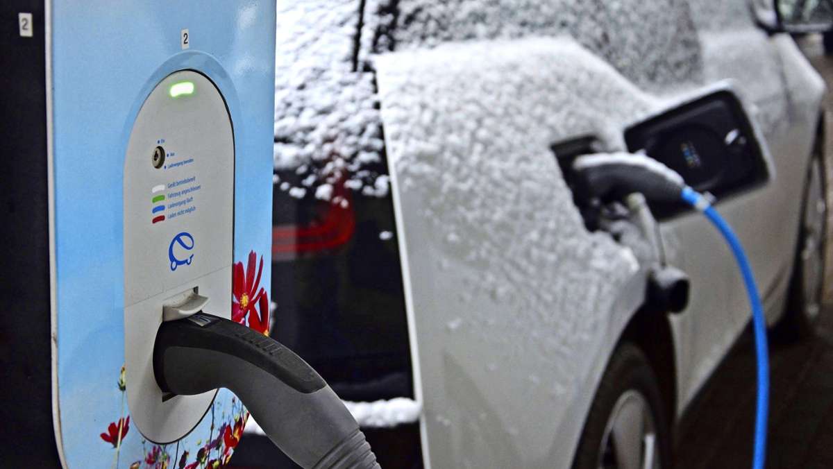  Bei niedrigen Temperaturen sind die Reichweiten von Elektroautos geringer und das Laden dauert länger. Worauf Autofahrer achten sollten, damit der Akku eines Stromers länger durchhält. 