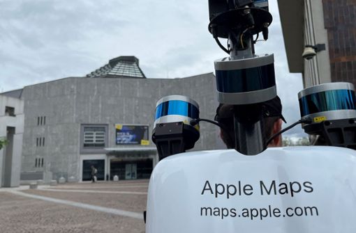 Schnappschüsse für den Kartendienst: Ein Apple-Mitarbeiter scannt den Vorplatz der Liederhalle in Stuttgart. Foto: StZN/Jörg Breithut