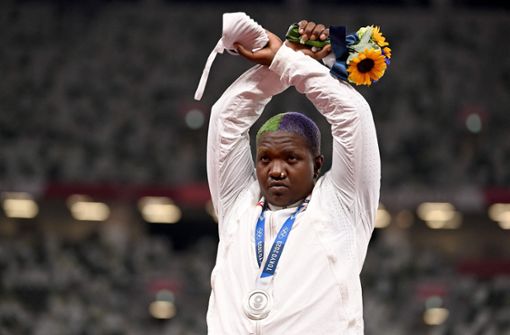 Diese Pose von Kugelstoßerin Raven Saunders könnte vom IOC bestraft werden. Foto: AFP/INA FASSBENDER