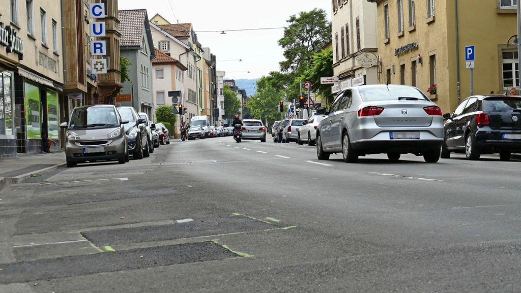  Täglich fahren einige 1000 Fahrzeuge durch die Cannstatter Wilhelmstraße. Die müssen ab dem 2. September mit erheblichen Behinderungen rechnen. Wegen Belagsarbeiten wird die Wilhelmstraße für eine Woche zur Einbahnstraße. 