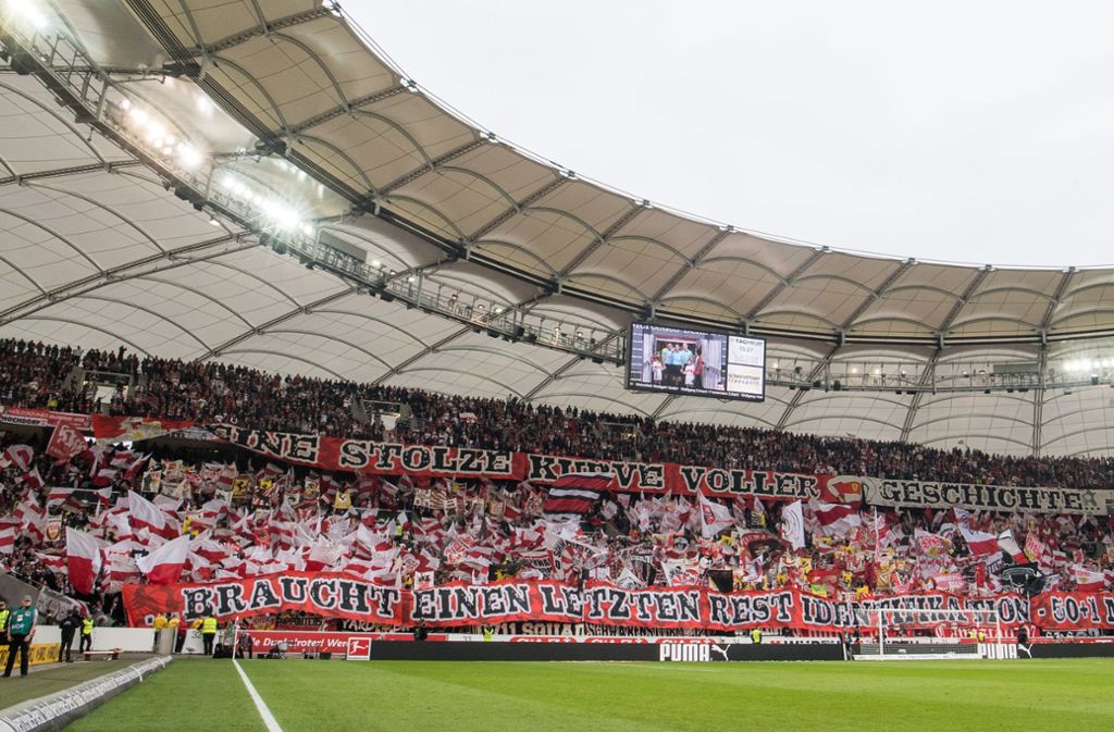 Nicht nur VfB-Fans kommen hier auf ihre Kosten. Dank der Dachterrasse mit einem atemberaubenden Blick über die Stadt, bietet die Arena einen der wenigen Orte in Stuttgart, an denen man sich unter freiem Himmel standesamtlich das Jawort geben darf.