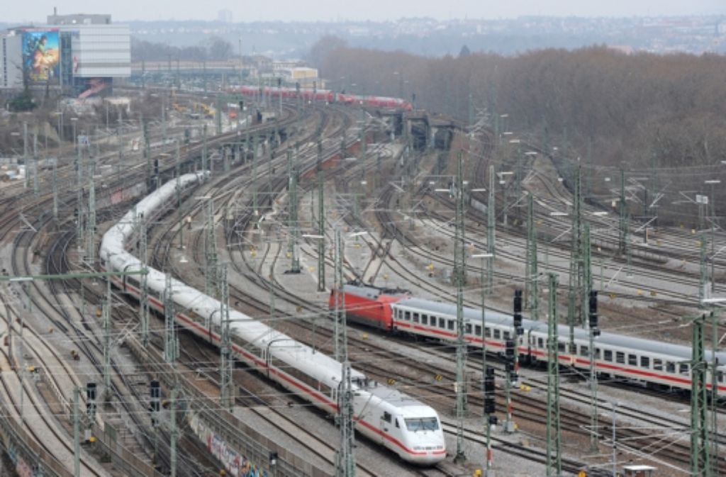 Mai 2013: Die Deutsche Bahn will am 26. Mai mit den Abschlussarbeiten auf dem Gleisvorfeld des Hauptbahnhofs beginnen. Dabei soll der Querbahnsteig um 120 Meter nach Osten verlegt werden. Am 1. November sollen die Arbeiten abgeschlossen sein.