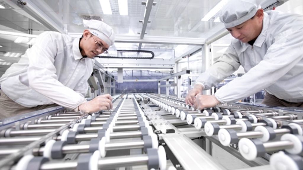  Der Hersteller von Maschinen für die Solarindustrie baut am Stammsitz in Reutlingen 50 der 430 Arbeitsplätze ab. Fast die Hälfte der Mitarbeiter des Unternehmens ist inzwischen in Asien tätig.Große Standorte befinden sich auf Taiwan und in China. 