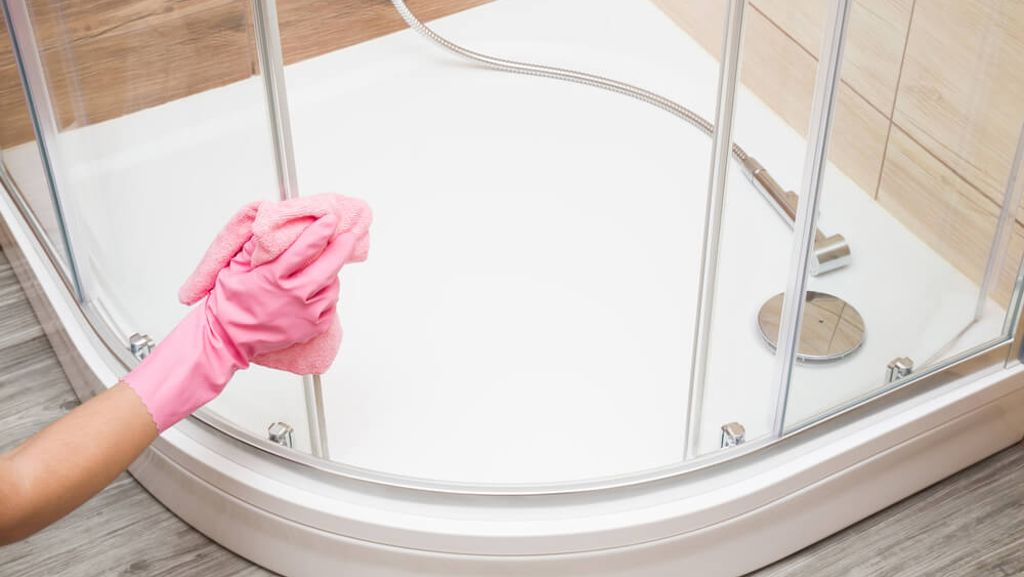 Duschwanne reinigen: 5 Tricks (+ Abfluss säubern)