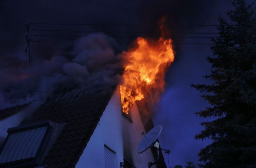Beim Eintreffen der Einsatzkräfte schlugen Flammen aus dem Dachgeschoss eines Reiheneckhauses.