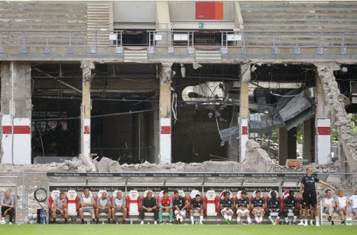 Von der Bank des VfB Stuttgart aus wird auf den Rasen geblickt, doch im Hintergrund ist zu sehen, dass die Umbauarbeiten im Stadion begonnen haben. Foto: Baumann/Hansjürgen Britsch