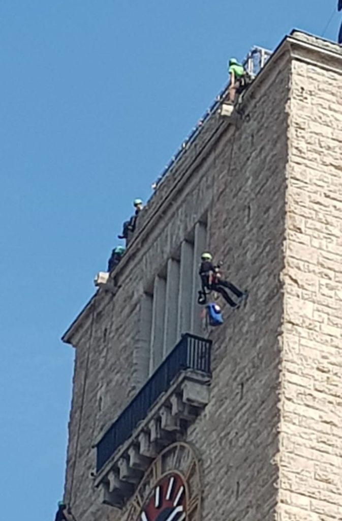 Zwei Aktivisten hatten sich am Turm abgeseilt.