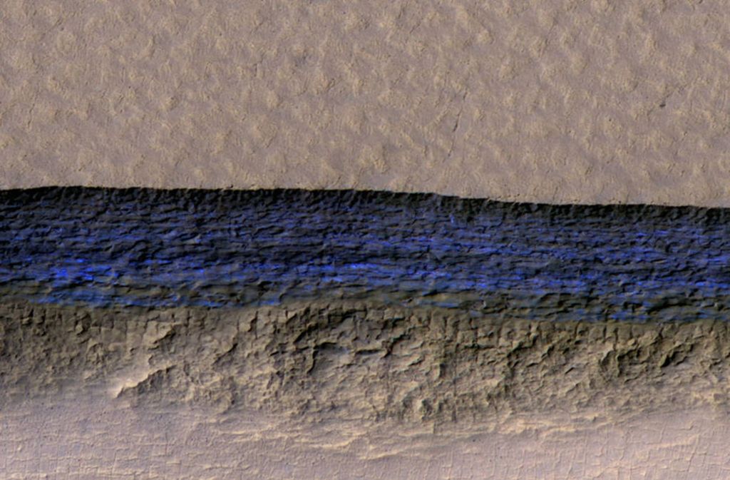 Die NASA hat „definitiv“ flüssiges Wasser auf dem Mars entdeckt. Offenbar existieren große Mengen von Salzwasser, das aus Furchen und Kratern auf der Planetenoberfläche rinnt.