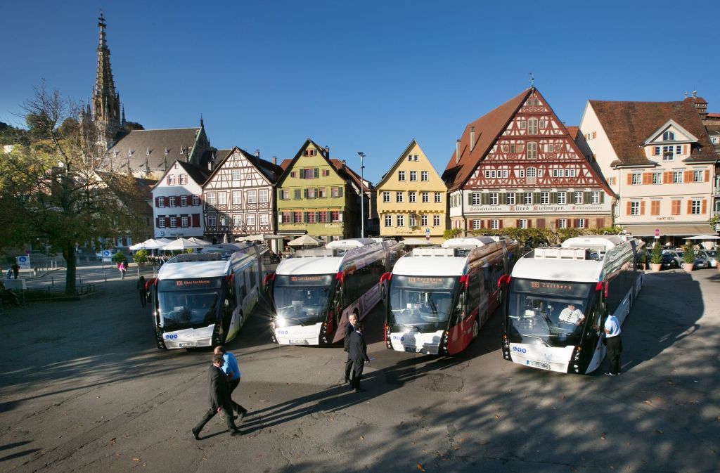 Anlässlich des ministerialen Besuchs sind die vier Elektro-Hybrid-Busse am Montag ausnahmsweise auf dem Esslinger Marktplatz geparkt worden. Foto: Ines Rudel