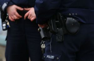 Polizisten mit Beil und Messer bedroht