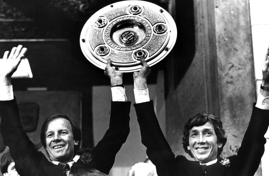 Helmut Benthaus (li./mit Co-Trainer Willi Entenmann) war von 1982 bis 1985 beim VfB, saß bei 188 Ligapartien auf der Bank und er führte den Club zur ersten deutschen Meisterschaft in der Bundesliga 1984. „Es war für mich so etwas wie die letzte Bestätigung meiner Arbeit als Trainer“, sagte Benthaus damals nach dem Titelgewinn.