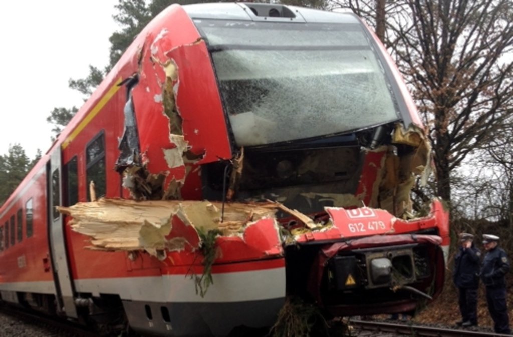Der Stamm eines Baumes steckt an der Bahnstrecke bei Pegnitz (Bayern) in einem zerstörten Triebwagen des Regionalexpresses Bayreuth-Nürnberg. Der Zug war in einen Baum gefahren, der zuvor durch Windböen des Sturmtiefs "Niklas" umgeworfen worden war.