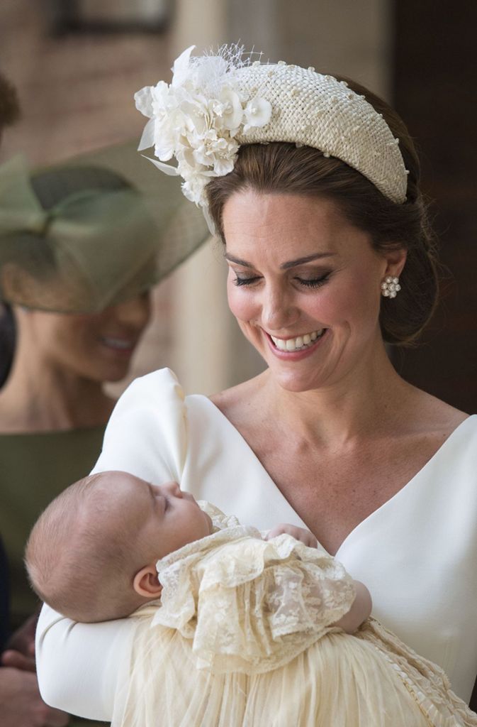 Herzogin Kate trägt anlässlich der Taufe ihres Kindes ein cremefarbenes Kleid.