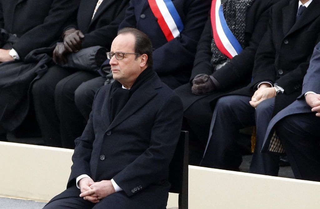 Hollande verfolgt die Verlesung der Namen mit steinernem Gesicht.