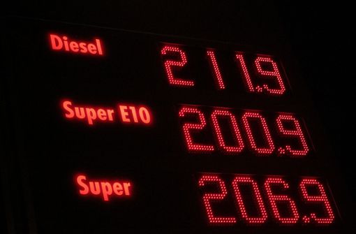Sowohl der Liter Benzin als auch der Liter Diesel kostet  derzeit an vielen Tankstellen über zwei Euro. Foto: dpa/Marijan Murat