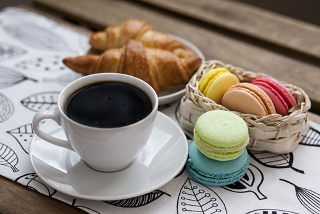 Luftig leichte Macarons und ofenfrische Croissants - derart in den Tag gestartet, kann es in Frankreich nur ein "Joyeuses Pâques" werden.