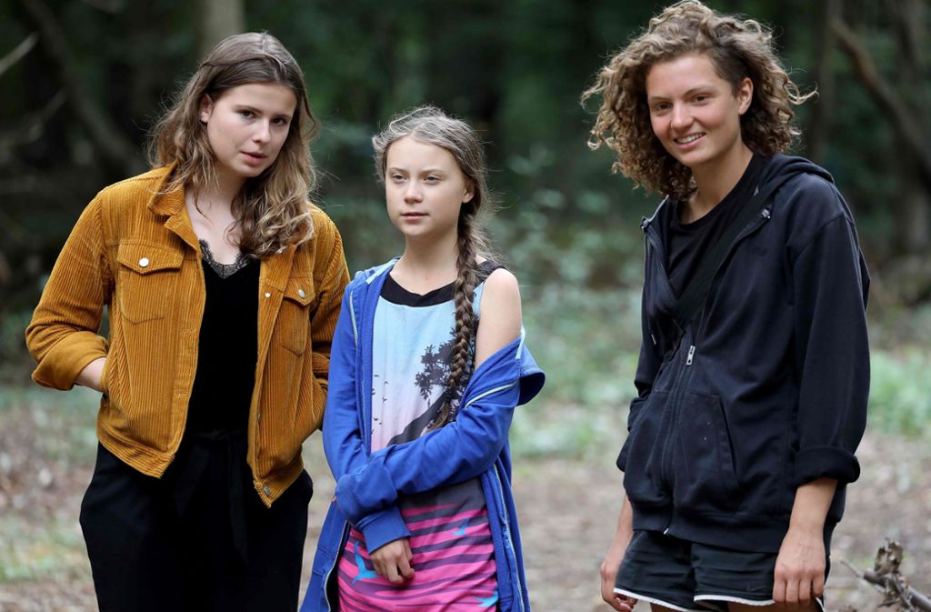 Greta Thunberg (Mitte) steht mit Luisa Neubauer (links), der deutschen Organisatorin der Klimastreiks „Fridays for Future“ und der Aktivistin „Indigo“ im Hambacher Forst.