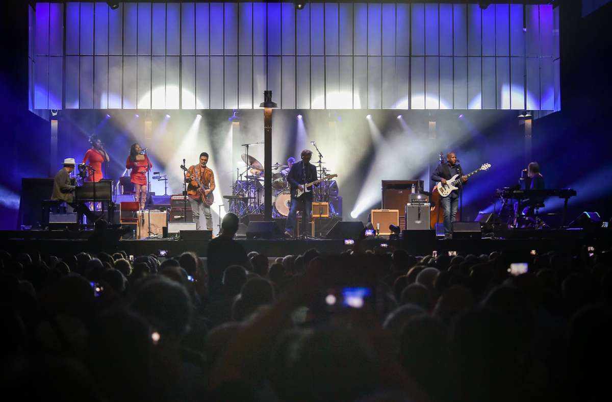 Eric Clapton (Mitte) mit Band in der Schleyerhalle