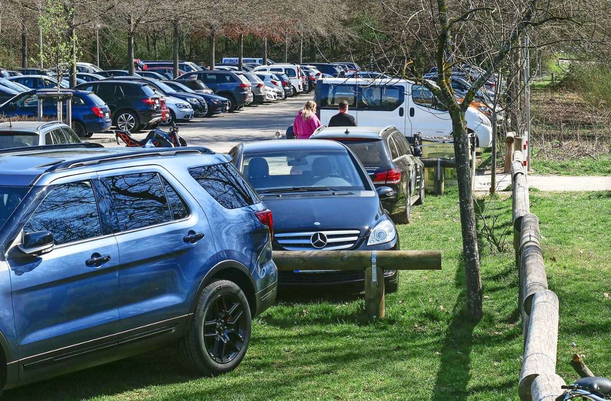 Die 600 Parkplätze halten dem Ansturm an den Wochenenden nicht stand. Deshalb wird wild geparkt. Das Haus Württemberg will reagieren.