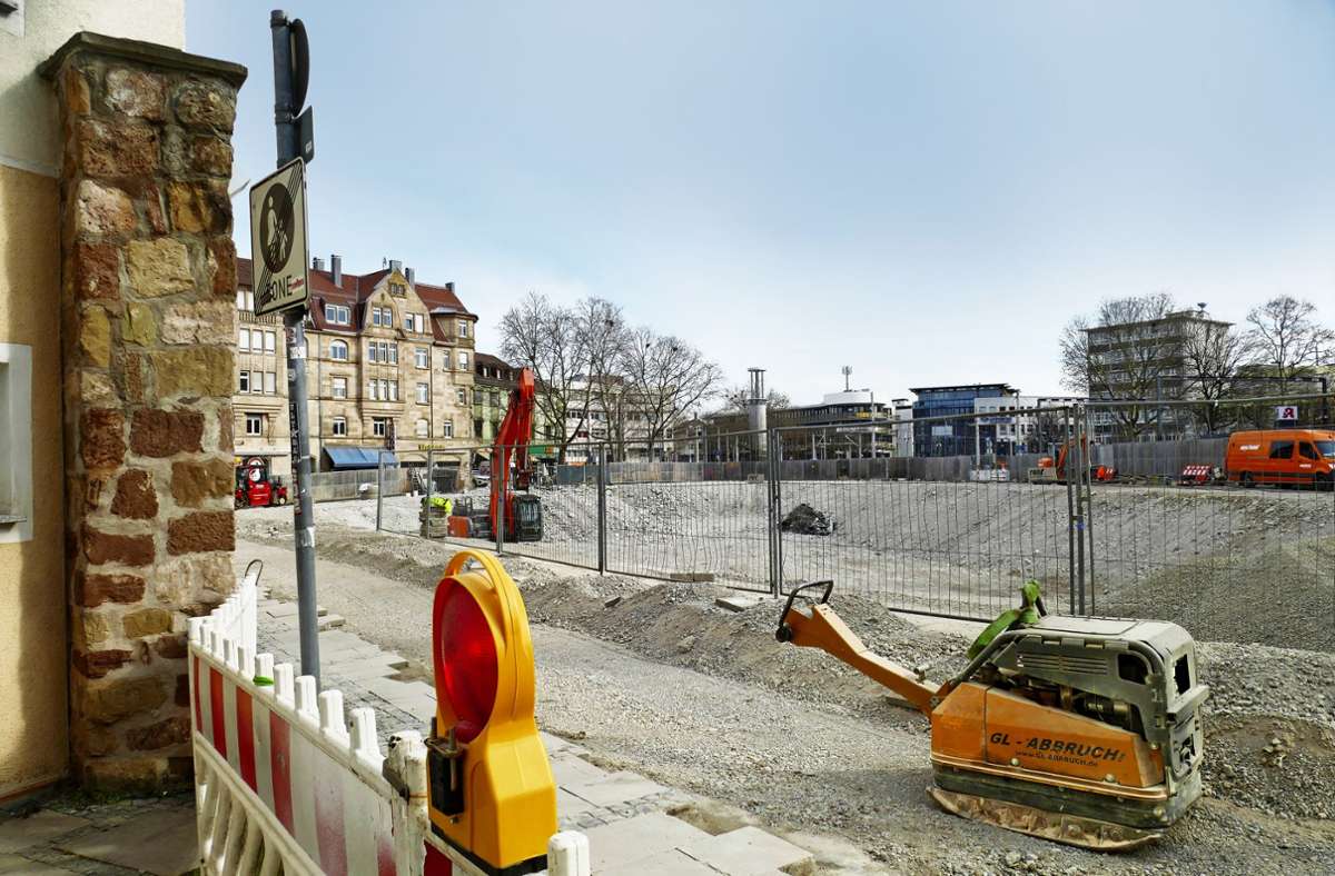 Noch ist am Wilhelmsplatz eine riesige Grube. Allerdings muss man sich heute schon Gedanken machen, was mit der Brachfläche bis zur Neubebauung passieren soll.