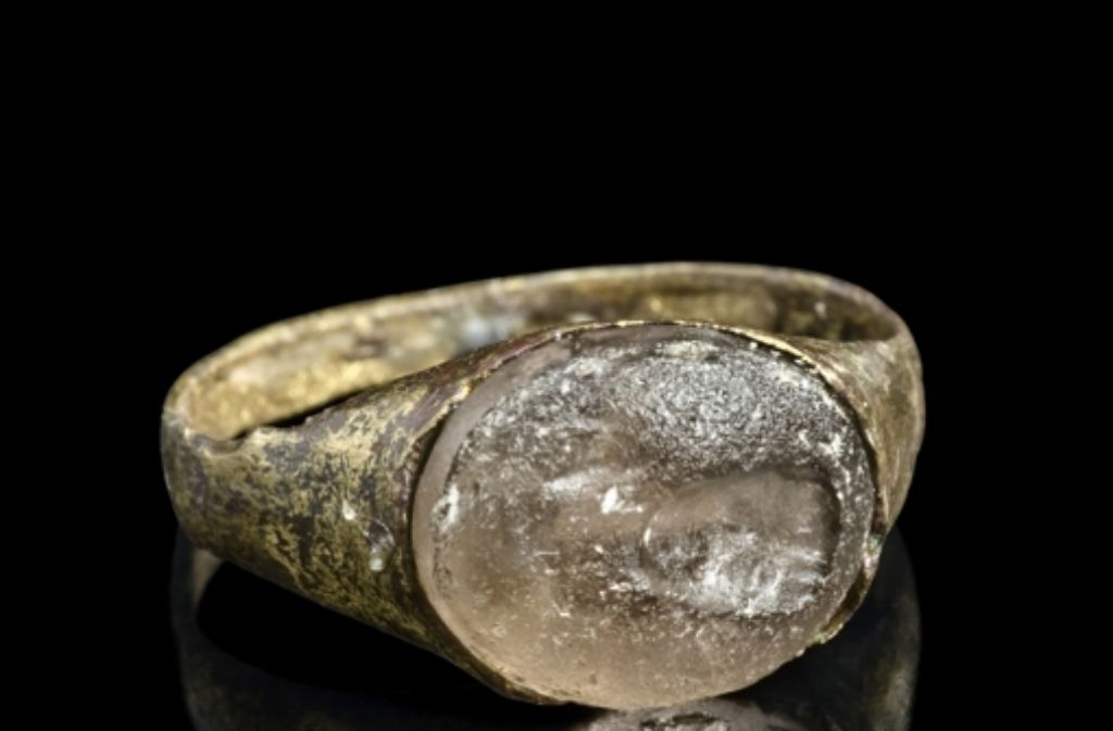 Bronzener Fingerring mit figürlicher Gemme aus Bergkristall, Altenburg-Rheinau (Oppidum), Kreis Waldshut, 2./1. Jh. v. Chr.