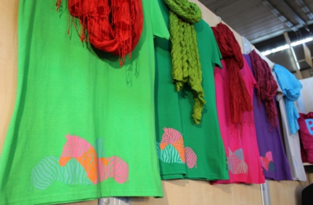 Ecocarrots präsentiert T-Shirts auf der Messe Fair Handeln.