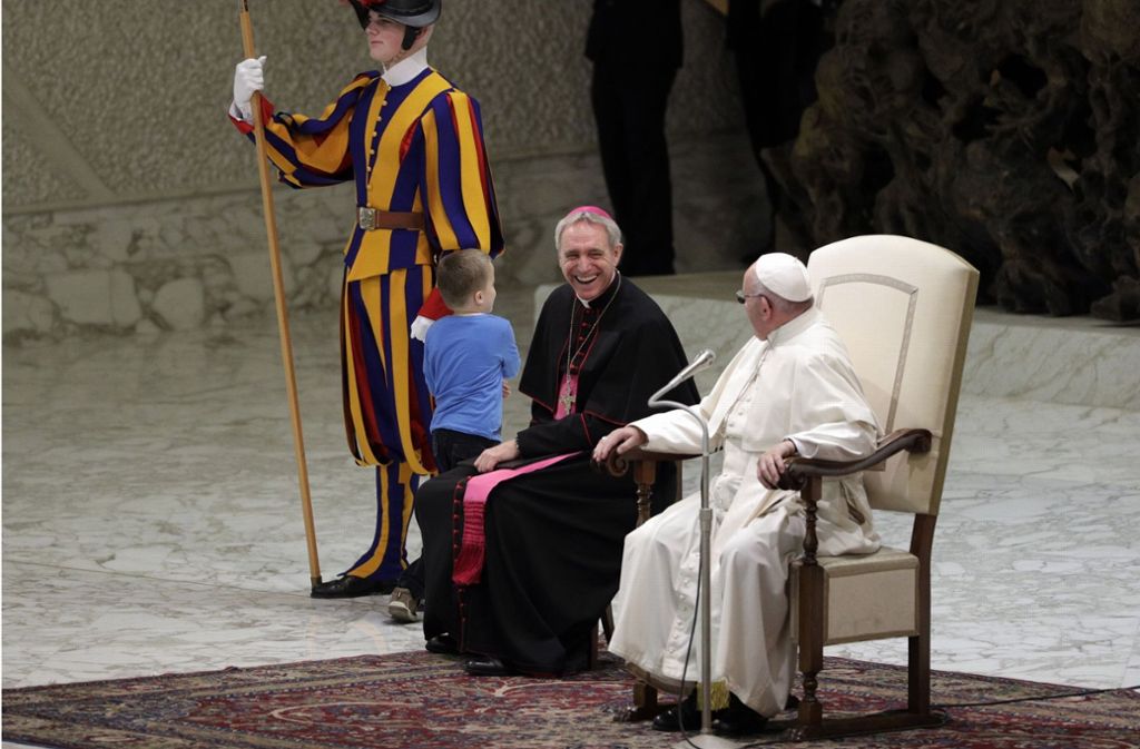 Ein Kind ist im Vatikan auf die päpstliche Bühne geklettert und hat minutenlang neben dem Pontifex gespielt.