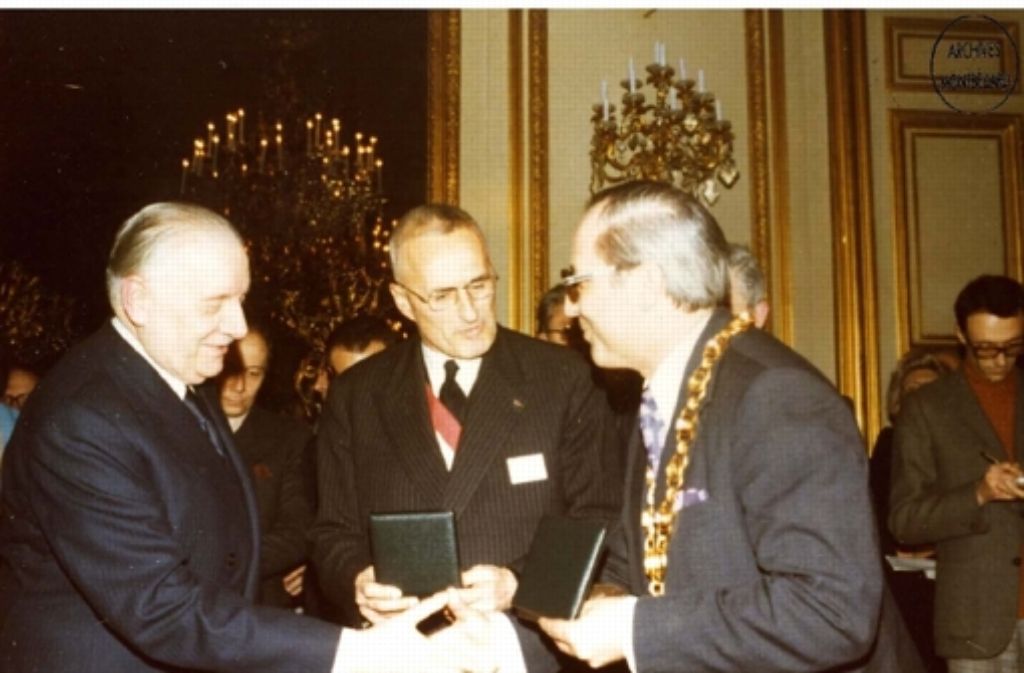 1975: Der französische Senatspräsident Alain Poher überreicht  den Oberbürgermeistern André Boulloche  und  Otfried Ulshöfer  den Prix France-Allemagne (von links). Foto: dfi
