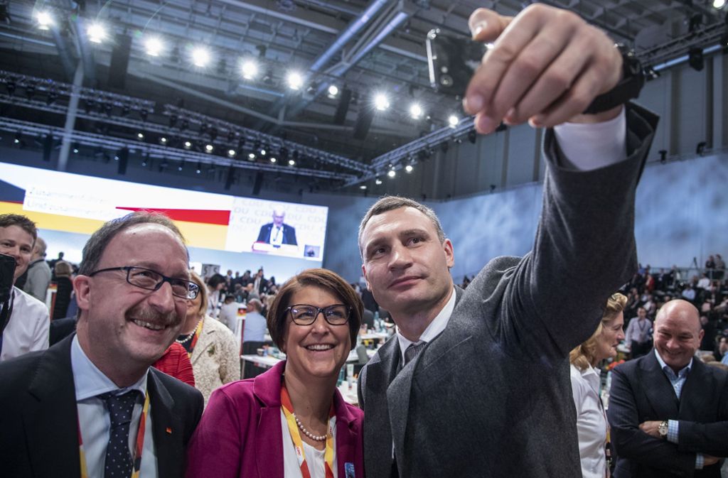 Delegierte lassen sich mit Wladimir Klitschko fotografieren.