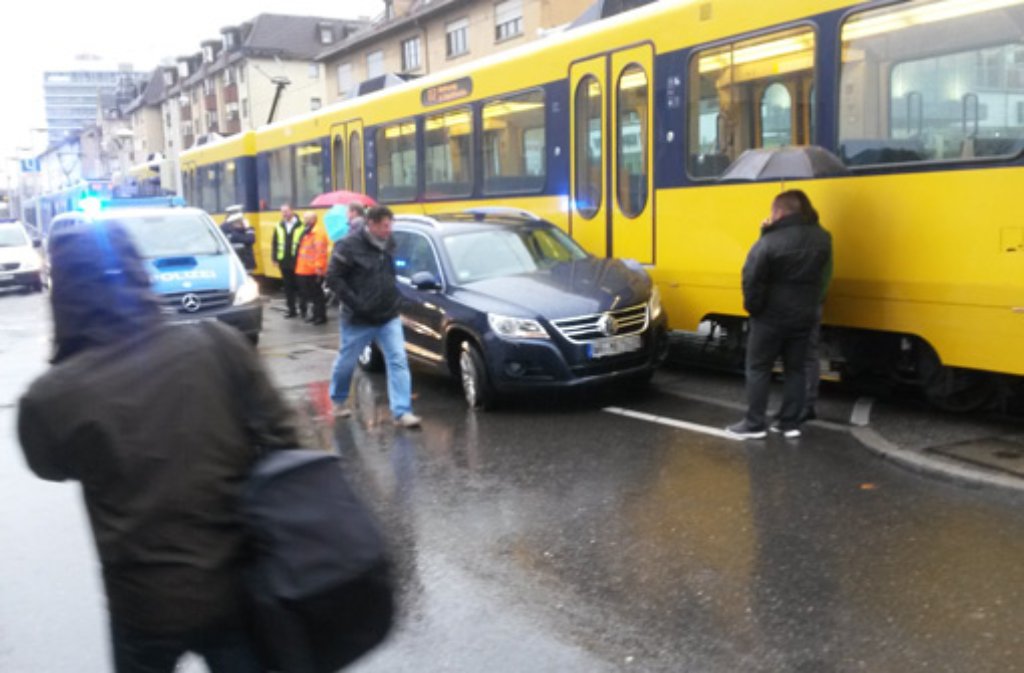Einer von drei Stadtbahnunfällen am Dienstagmorgen im Stuttgarter Stadtgebiet: In der Neckarstraße kollidiert eine Autofahrerin mit einer Bahn der Linie U2.