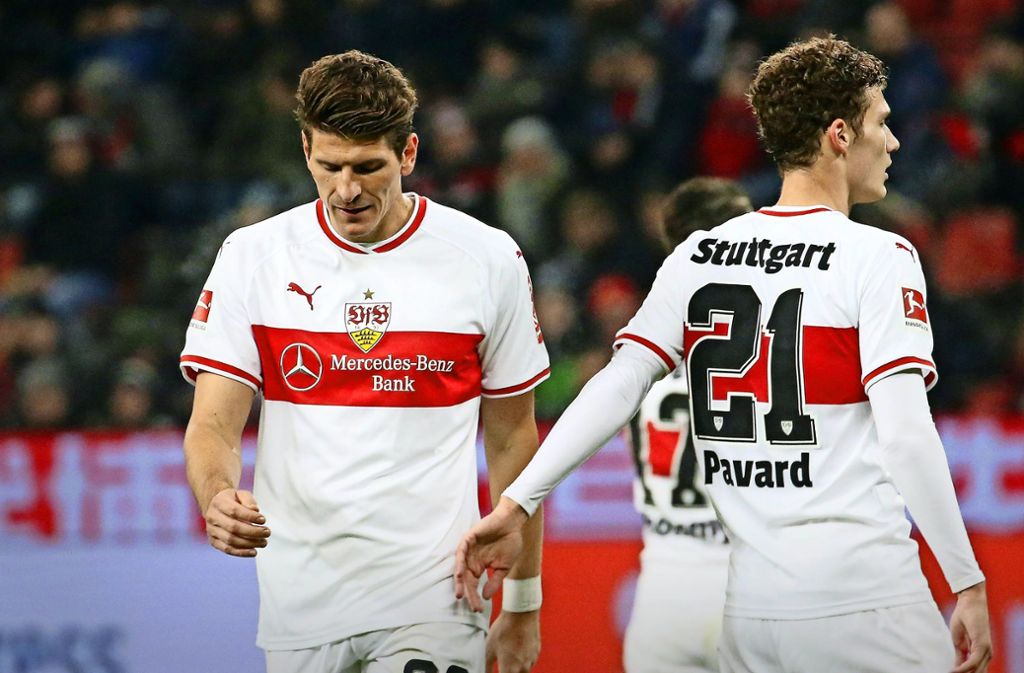 Der VfB-Stürmer Mario Gomez (links) erhält Unterstützung von Benjamin Pavard.