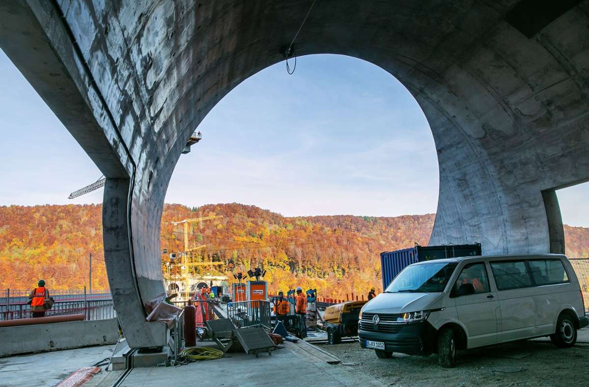 Sie verbindet die Portale von Steinbühltunnel (im Bild) und Boßlertunnel auf der anderen Talseite.