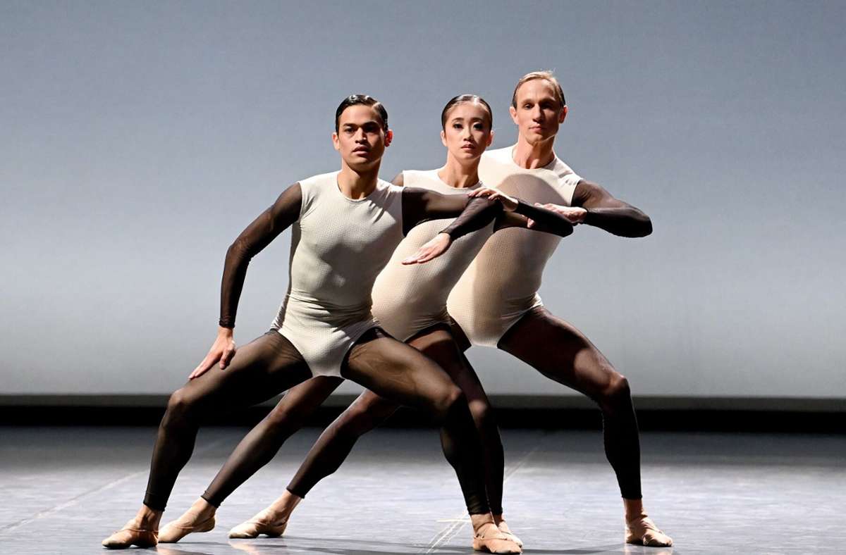 Adhonay Soares da Silva schätzt es, sich in die Zusammenarbeit mit Choreografen einzubringen wie hier in Edward Clugs Ballett „Source“ (Szenenfoto mit Mizuki Amemiy und Roman Novitzky).