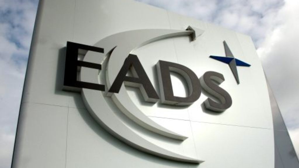  Der Autobauer Daimler verkaufte kurz nach der Verständigung zwischen Deutschland und Frankreich die Hälfte seiner EADS-Aktien und erlöste knapp 1,7 Milliarden Euro. 