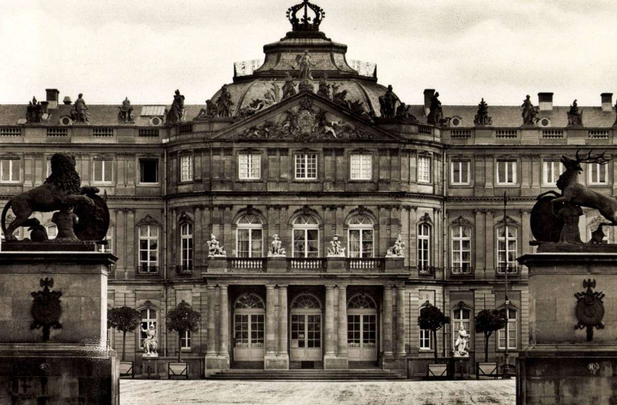 Auf diesem Bild sind beide Wappentiere – Hirsch und Löwe – zu sehen, die auf steinernen Podesten am Eingang zum Ehrenhof des Neuen Schlosses stehen. Die Aufnahme soll aus dem Jahr 1935 stammen.