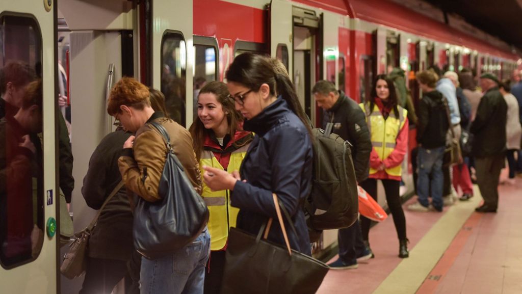  In der Regionalversammlung herrscht beim Thema öffentlicher Nahverkehr ein breiter Konsens, vor allem soll das S-Bahn-Netz durch eine neue Signaltechnik leistungsfähiger werden. Einige Parteien wollen die VVS-Tarife noch günstiger machen. 