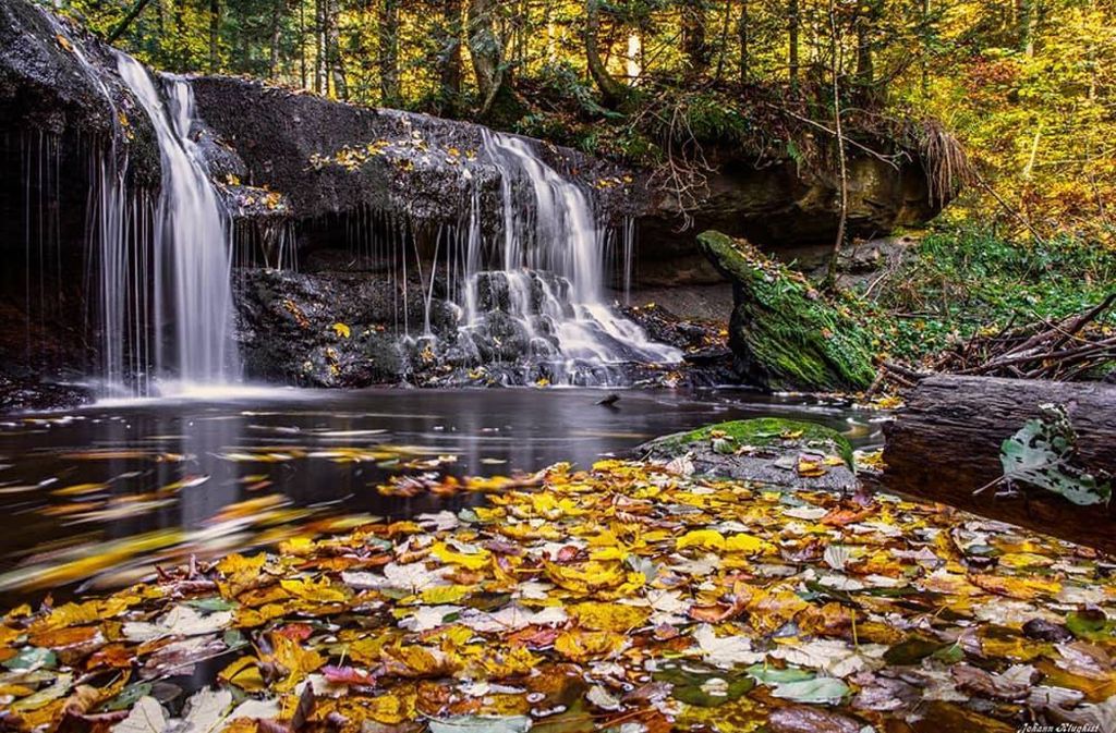Ein Wasserfall im Sptrümpfelbachtal versprüht im Herbst besonderes Flair.