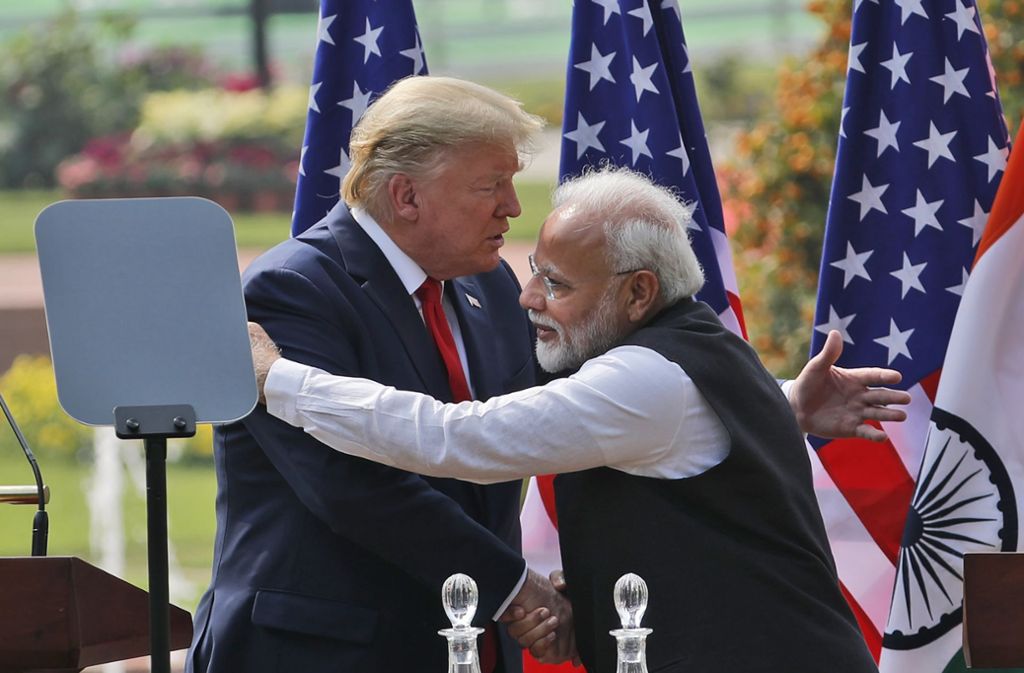 Donald Trump und Premierminister Narendra Modi demonstrierten ihre Einigkeit auf dem Podium.
