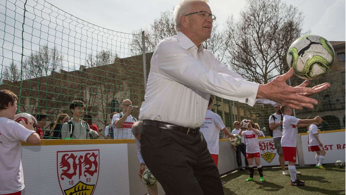  Der VfB Stuttgart hat den Aufstieg geschafft – und wir haben zahlreiche Politiker, Prominente und Sportler gefragt, was sie dazu sagen. Ministerpräsident Winfried Kretschmann hatte dabei ein besonderes Anliegen. 
