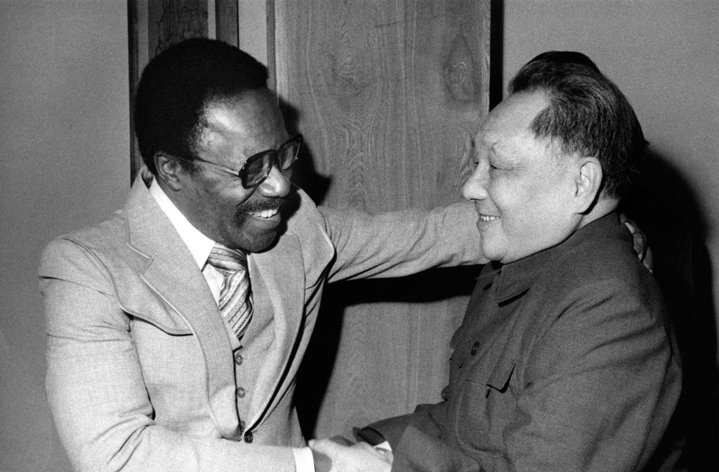Unter Deng Xiaoping, hier 1978 mit Gabuns Präsident Omar Bongo, öffnet sich das „Reich der Mitte“ dem Westen. Statt Ideologie herrscht nun Pragmatismus.