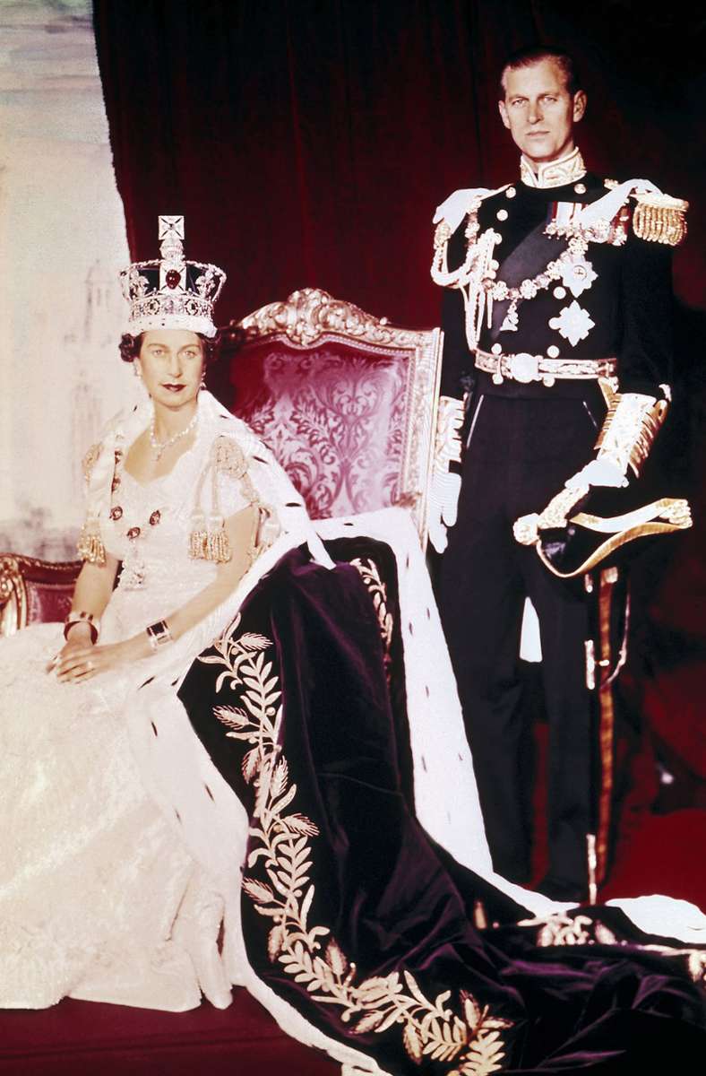 2. Juni 1953: Elizabeth II. wird zur Königin gekrönt – die Zeremonie wird weltweit im Fernsehen ausgestrahlt. Prinz Philip hatte sich dafür eingesetzt, die Weltöffentlichkeit teilhaben zu lassen.